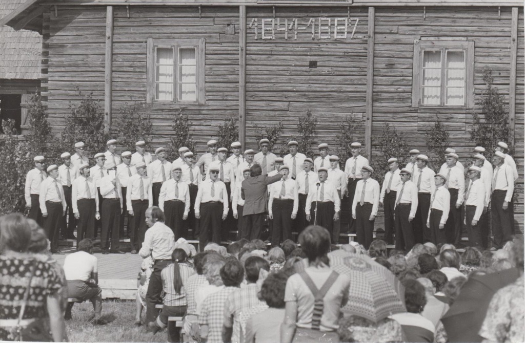 C. R. Jakobsoni 140. sünniaastapäevale pühendatud rahvapidu Kurgjal. Esineb ELVTUI meeskoor "Gaudeamus".