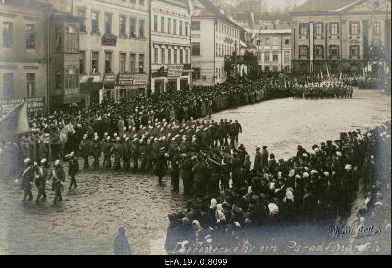 Romanovite dünastia 300.a. valitsemise juubelipidustuste puhul toimunud paraad Tartus.