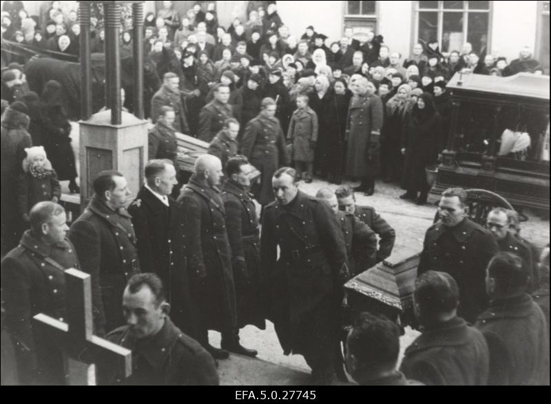 Venelaste poolt mahalastud piirivalvurite matused.