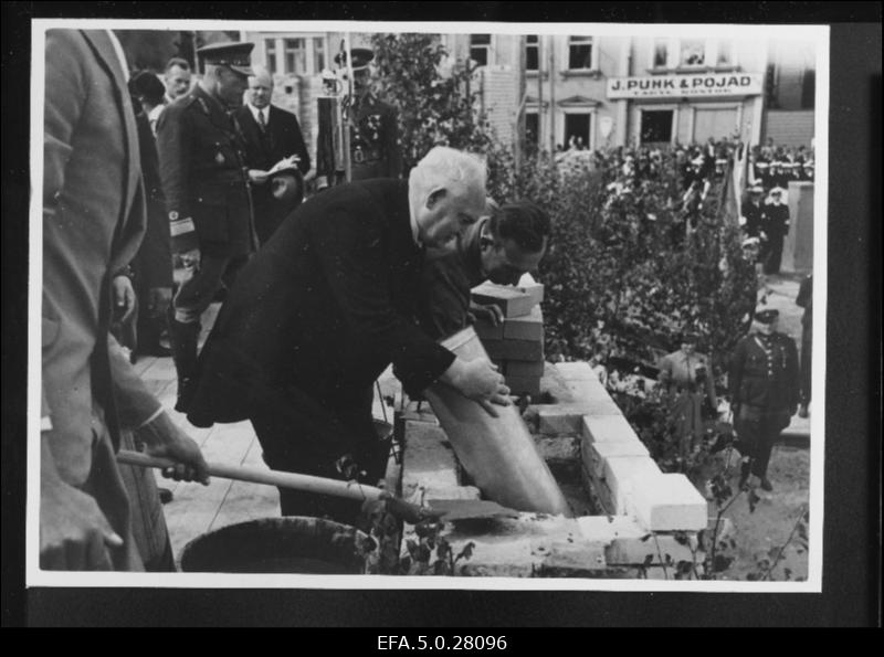 President Konstantin Päts asetamas metalltoru dokumentidega Kaitseliidu Tartumaa Maleva hoone nurgakivisse.