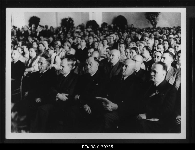 Soome-Eesti III hariduskongress Tartus Vanemuises. Linnapea J. Tõnissoni ja haridusministri J. Jaaksoni vahel Soome saadik.