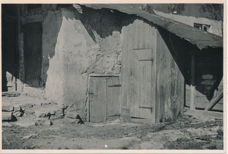 Foto. Lääne Maakondliku Muuseumi tagakülg: keldri ja käimla sissekäik enne kapitaalremonti. Detsember 1948.