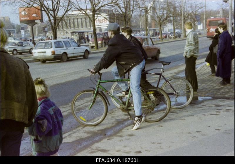 Jalakäijad Tartu linna tänaval.