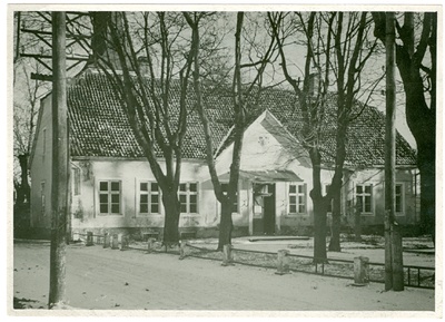 Foto. Lääne Maakondlik Muuseum. 1948. Vaade Kooli tänavalt.  similar photo