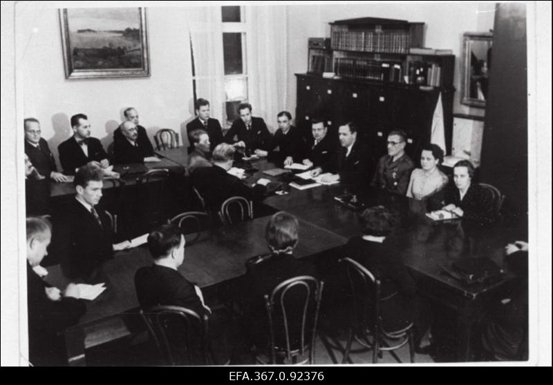 H. Treffneri nimelise gümnaasiumi õpetajate koosolek. Vasakult: saksa keele õpetaja F. Kibberman, joonistamise õpetaja E. Ahas, matemaatika õpetaja O. Pärli, vanade keelte õpetaja Tiideman, psühholoogia õpetaja Künnapas, eesti keele õpetaja Käosaar, eesti keele ja kirjanduse õpetaja prof. A. Kask, direktor Konstantin Treffner, kooliinspektor R. Kleis, sõjaväe õpetaja Martensi, ajalooõpetaja Maimu Tõldsepp, saksa keele õpetaja Helga Liiv, algklasside õpetaja Raud, inglise keele õpetaja J. Silvet, inglise keele õpetaja Adalbert Wirkhaus; keskel inglise keele õpetaja Elsa Tiling ja füüsika- matemaatika õpetaja A. Mitt.