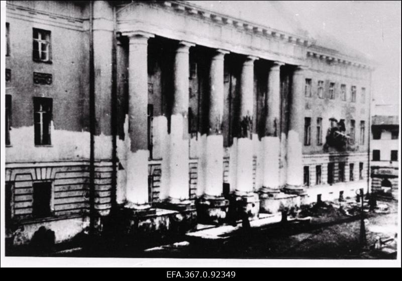 Tartu Riikliku Ülikooli värvimine enne avamist.