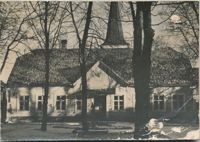 Foto. Lääne Maakondlik Muuseum. Vaade läbi pargi. 1948. Mustvalge.  similar photo