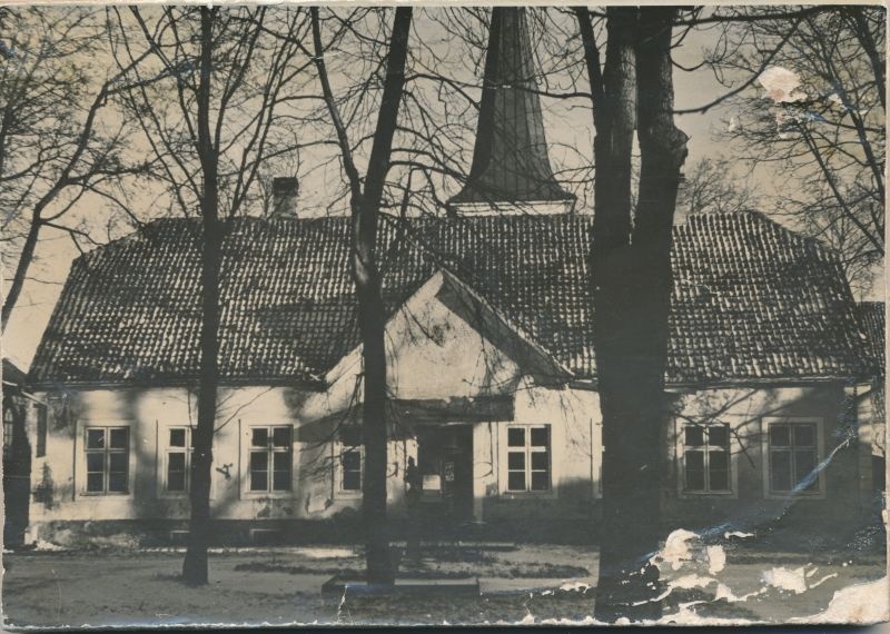 Foto. Lääne Maakondlik Muuseum. Vaade läbi pargi. 1948. Mustvalge.
