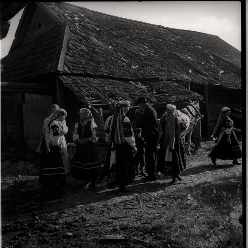 Setu naised taluõuel, hoone kõrval hobuvanker