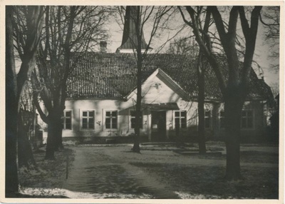 Foto. Lääne Maakondlik Muuseum. Vaade läbi pargi.  1948. detsember.  similar photo