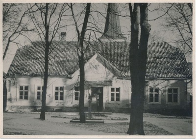 Foto. Vaade Lääne Maakondliku Muuseumi hoonele  läbi pargi. 1948.  duplicate photo