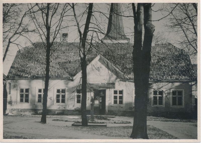 Foto. Vaade Lääne Maakondliku Muuseumi hoonele  läbi pargi. 1948.