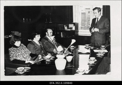 1980. olümpiamängudel kolmikhüppes esikoha võitnud Jaak Uudmäe koos abikaasa Maie Uudmäe ja treeneri J. Jürgensteiniga vastuvõtul Eesti Põllumajanduse Akadeemia rektori N. Kozlovi juures.  similar photo