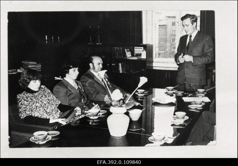 1980. olümpiamängudel kolmikhüppes esikoha võitnud Jaak Uudmäe koos abikaasa Maie Uudmäe ja treeneri J. Jürgensteiniga vastuvõtul Eesti Põllumajanduse Akadeemia rektori N. Kozlovi juures.