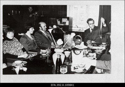 1980. olümpiamängudel kolmikhüppes esikoha võitnud Jaak Uudmäe koos abikaasa Maie Uudmäe ja treeneri J. Jürgensteiniga vastuvõtul Eesti Põllumajanduse Akadeemia rektori N. Kozlovi juures.  similar photo