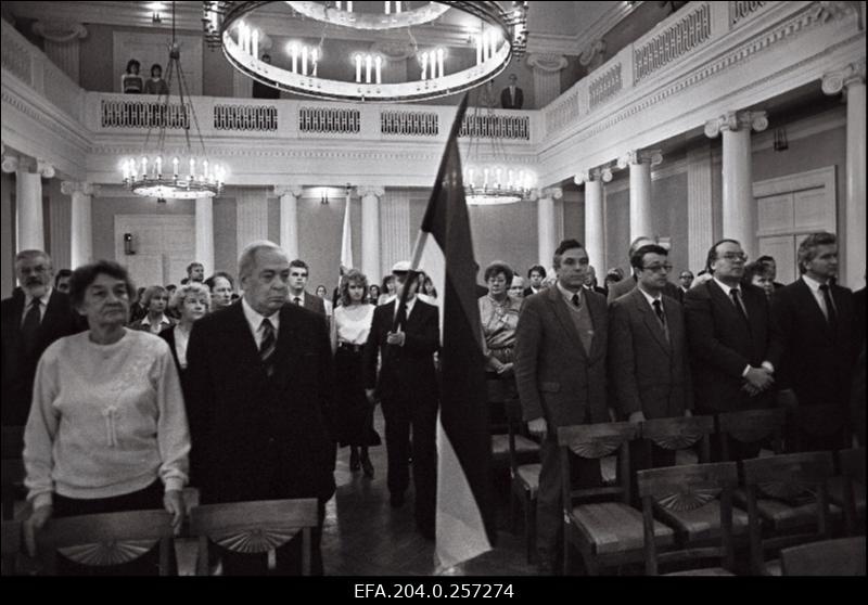 Meie lipu ja TÜ lipi sissetoomine.