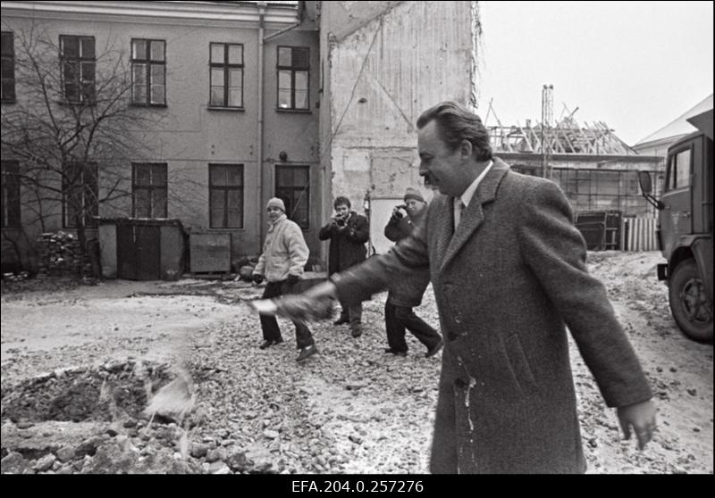 Humanitaarteaduste hoone ehitusplatsil, Jüri Kärner valas esimele kopatäiele šampust.