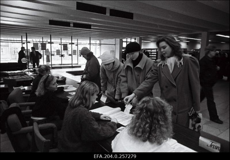 Hääletussedeleid võtmas.