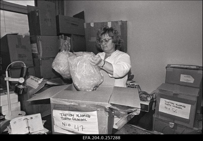 Haiglavarustust Tartu Kliinilisse Haiglasse Soomest, arst-laborant Maire Mägi.  similar photo