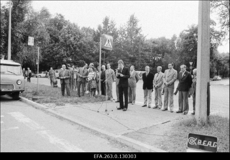 Balti liiduvabariikide üliõpilaste laulu- ja tantsupeole "Gaudeamus IX" saabunuid tervitab ELKNÜ Tartu Linnakomitee esimene sekretär Vello Tamm.