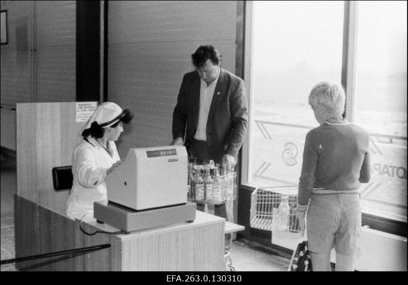 Tühjade pudelite ja purkide selvemüük kaubahallis "Sõprus".