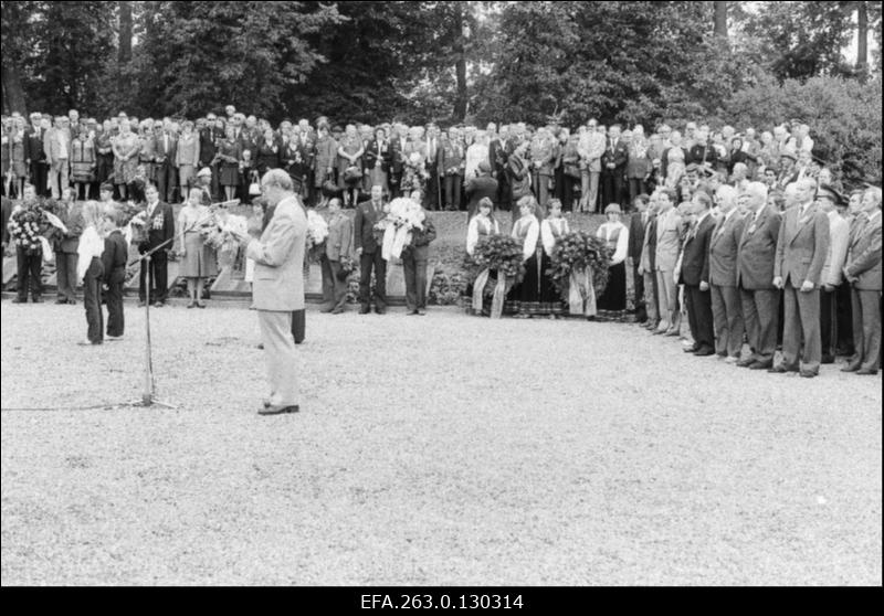 Tartu vabastamise 40. aastapäeva tähistamise pidustustel Raadi kalmistul kõneleb Tartu Linna RSN Täitevkomitee esimees Nikolai Preiman.