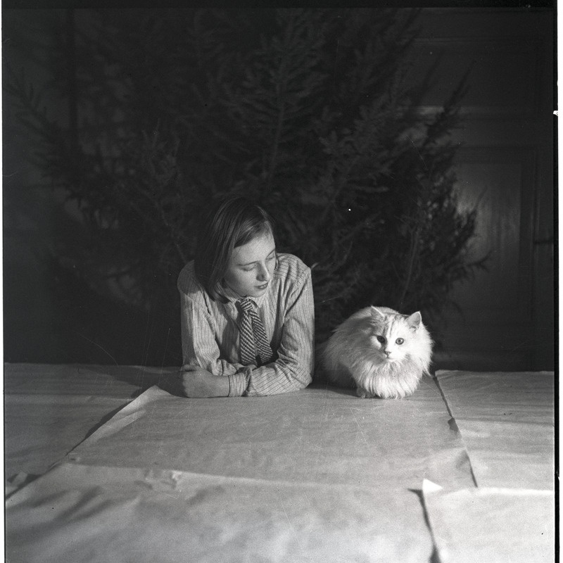 Portree: Ethel Malle Sarap kassiga, taustal jõulukuusk