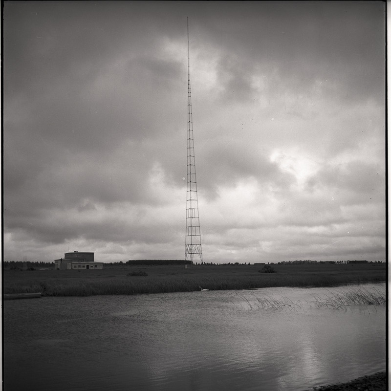 Türi raadiomast, esiplaanil Pärnu jõgi