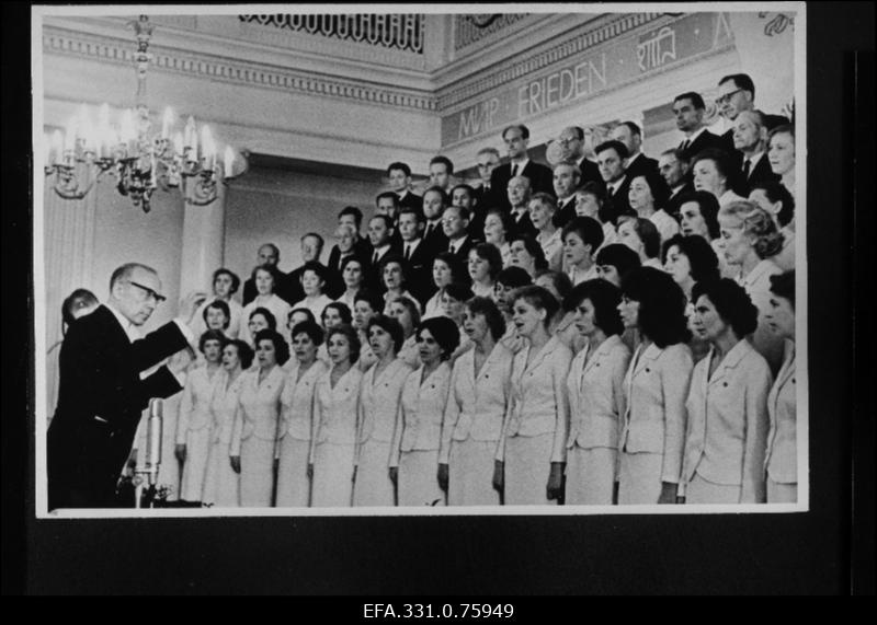 ENSV teenelise segakoori "Vanemuine" kontsert ENSV teenelise kunstitegelase Richard Ritsingu juhatusel.