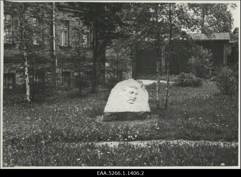 J. Liivi mälestuskivi J. Liivi tänava ääres Tartus