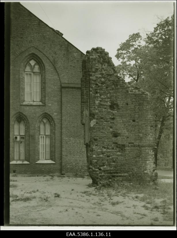 Tartu Toomkiriku varemed, lõunalöövi tugipiilar vöödisimsiga