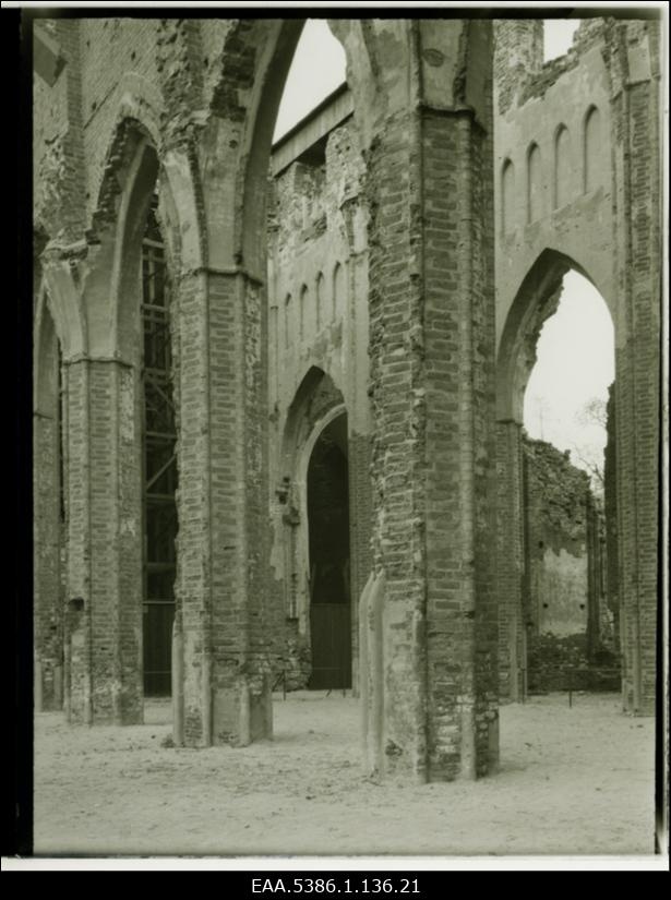 Tartu Toomkiriku põhjaseina trifoorium, pildistatud lõunalöövist