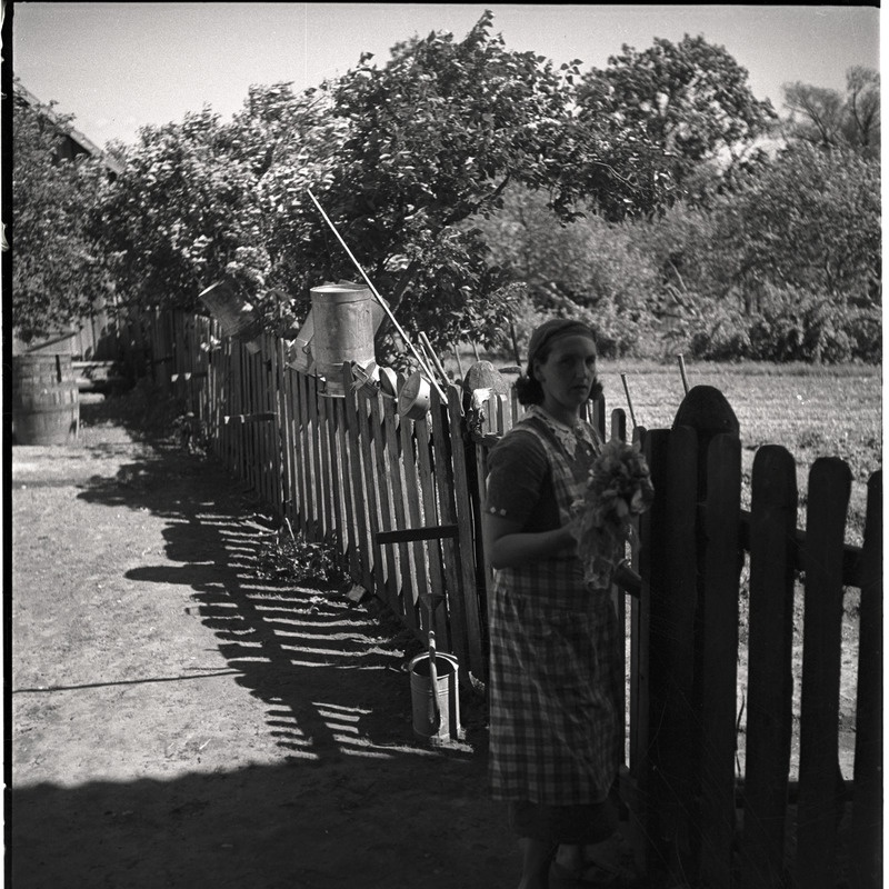 Naine seismas taluhoovis aia ääres