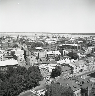 Tallinna vaated valmiva Viru Hotelli katuselt, vaade piki Hobujaama tänavat tööstuskvartalitele ja sadamale  similar photo