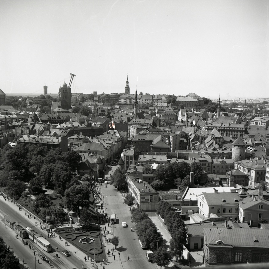 Tallinna vaated valmiva Viru Hotelli katuselt, vaade Viru tn-le ja vanalinnale