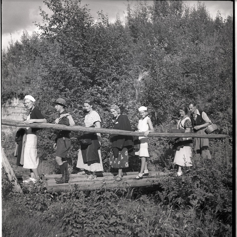 Grupipilt: inimesed purret ületamas - vasakult: Grete Sarap, Ülo Karl Sarap, tundmatu, Magda Millistfer, Ingrid Millistfer, Johanna Triefeldt, Johann Millistfer