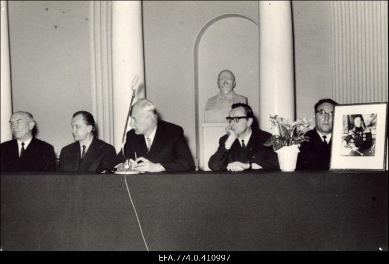 Meresõitja - maadeavastaja admiral Adam Johann Krusensterni 200. sünniaastapäeva aktus Tartu Riikliku Ülikooli aulas; presiidiumis (vasakult) Eesti Geograafia Seltsi aseesimees Endel Varep, esimees Vello Tarmisto, TRÜ rektor Feodor Klement, Eesti Looduskaitse Seltsi tegevesimees Jaan Eilart, NSV Liidu Geograafia Seltsi teadussekretär F. Kleopov.