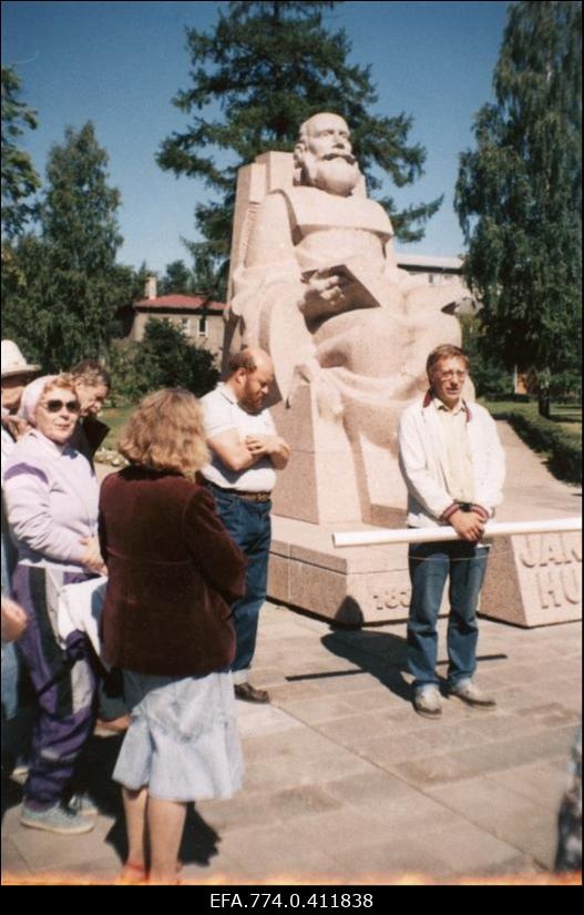 Eesti Geograafia Seltsi 14.08.-16.08.1995 Karula ekskursiooni juht Arvo Järvet Vanemuise pargis Jakob Hurda monumendi juures osavõtjate kogunemise ajal selgitusi jagamas.