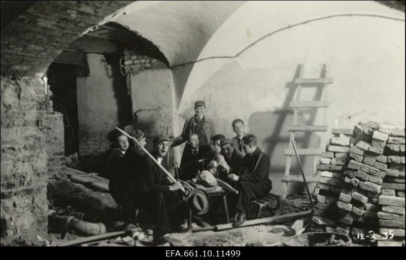 Korporatsion Vironia liikmed konvendihoone renoveeritavas keldris.