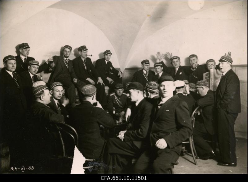 Korporatsioon Vironia liikmed konvendihoone kneipes.