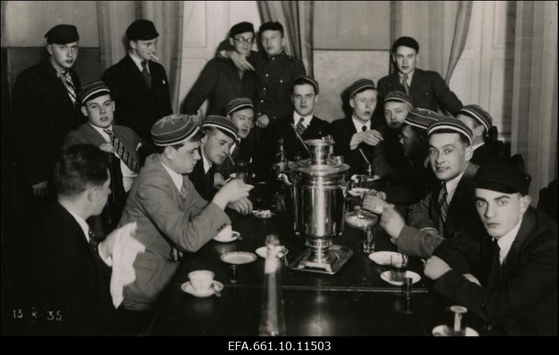 Korporatsioon Vironia liikmed konvendihoones teed joomas.