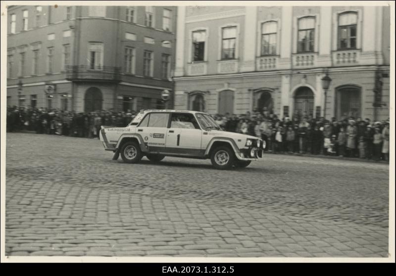 Autoralli Tartu 85, Lada 2105 VFTS võistlusnumbriga 1 vigursõidul Raekoja platsil