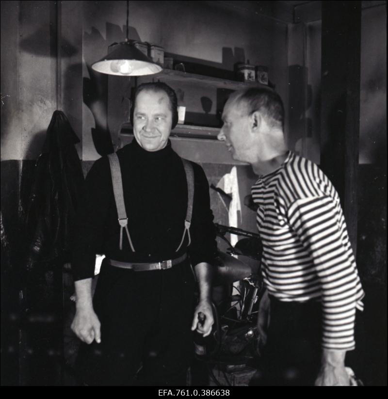 Filmi "Äratus" filmimine. Tõnu Kark Voldemar Rassi osas. Väino Laes Saareaugu Arnoldi osas.