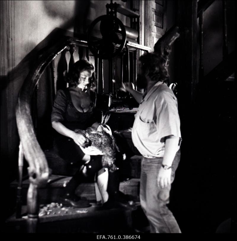 Filmi "Äratus" filmimine. Ülle Kaljuste Saareaugu Aliide osas. Režissöör Jüri Sillart.