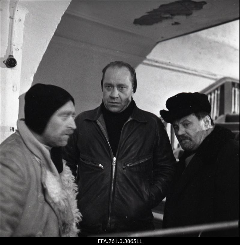 Filmi "Äratus" filmimine. Robert Gutman Talumehe osas. Feliks Kark Ants Tammemetsa osas. Tõnu Kark Voldemar Rassi osas.