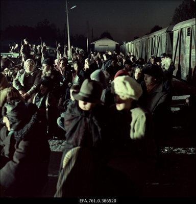 Filmi "Äratus" filmimine. Inimesi aetakse loomavagunitesse.  duplicate photo