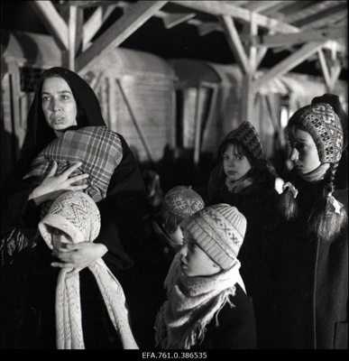 Filmi "Äratus" filmimine. Anne Paluver Salme Petersoni osas. Petersonide lapsed.  similar photo