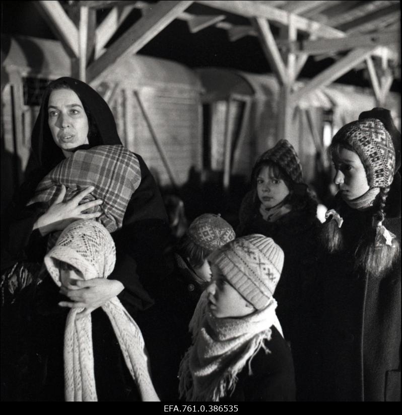 Filmi "Äratus" filmimine. Anne Paluver Salme Petersoni osas. Petersonide lapsed.