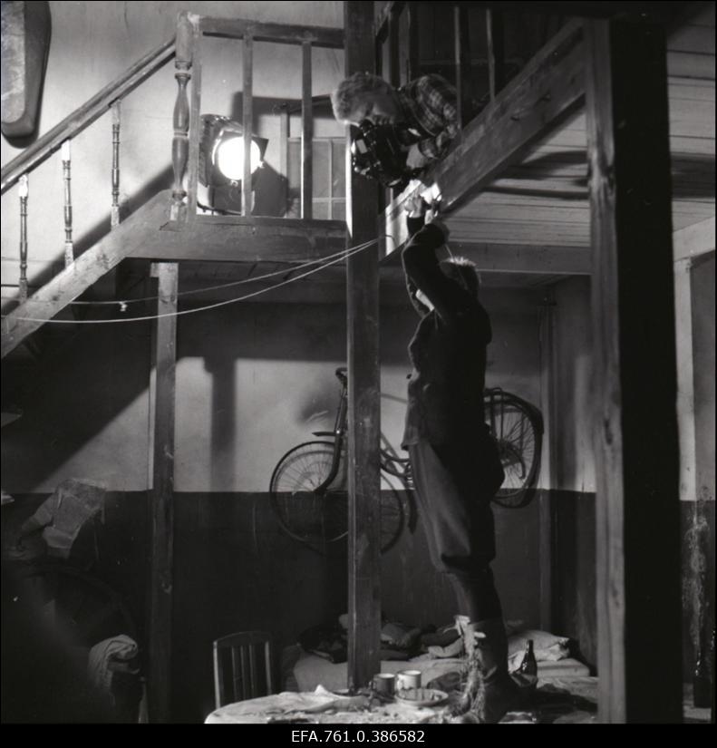 Filmi "Äratus" filmimine. Tõnu Kark Voldemar Rassi osas. Operaator Mait Mäekivi.