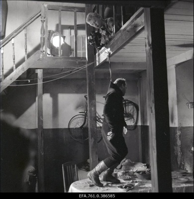 Filmi "Äratus" filmimine. Tõnu Kark Voldemar Rassi osas. Operaator Mait Mäekivi.  duplicate photo